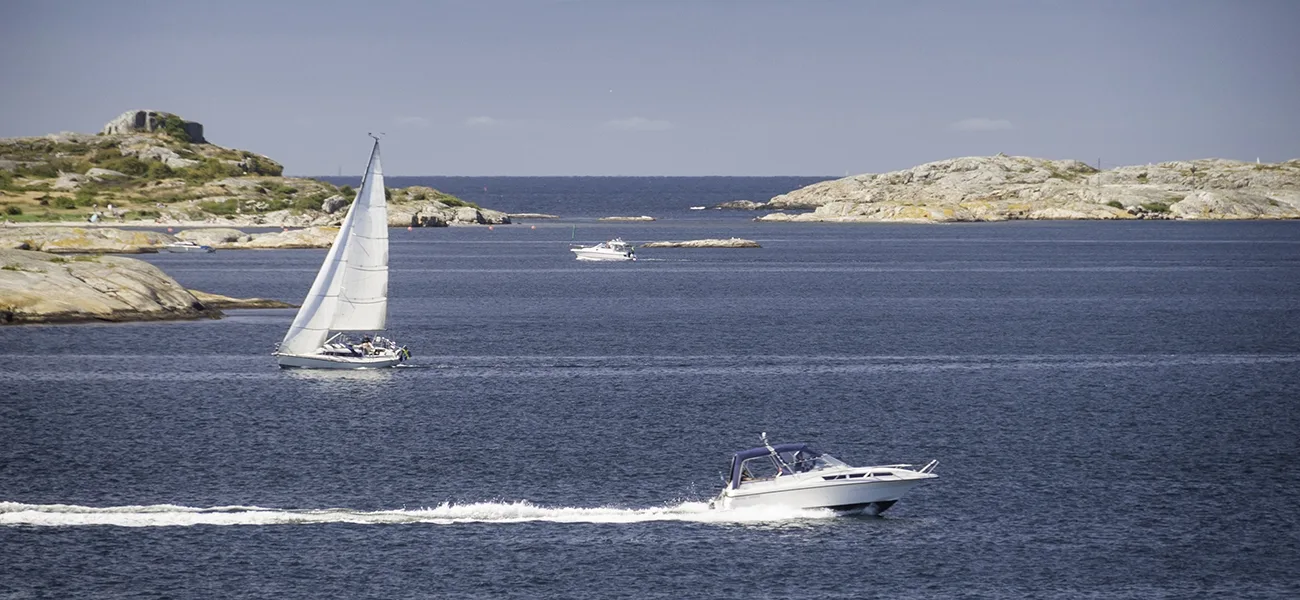 Bild på en båt i skärgården